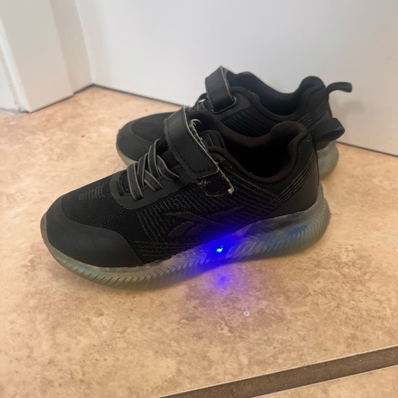 Reebok Kids Black Light-Up Shoes boys size 9 - Picture 1 of 4